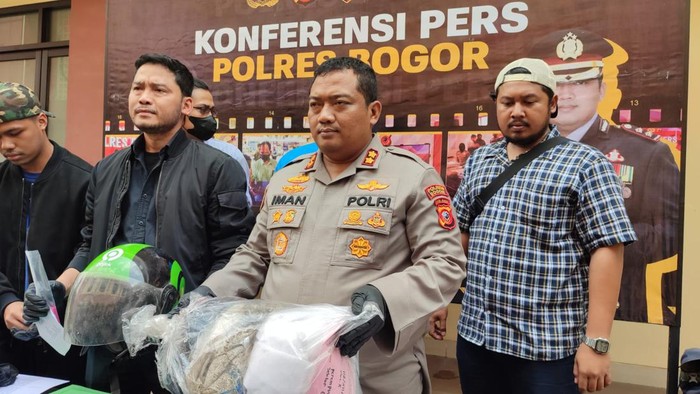 Pembunuh wanita dalam karung di Kecamatan Gunung Putri, Kabupaten Bogor, Jawa Barat.