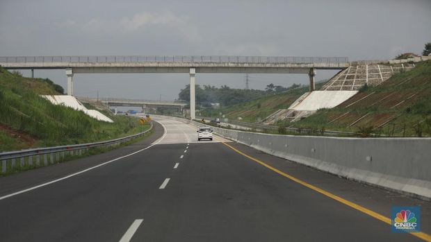 Pengendara melewati jalan tol Cileunyi-Sumedang-Dawuan (Cisumdawu) di Sumedang, Jawa Barat, Rabu (21/12/2022). (CNBC Indonesia/Tri Susilo)