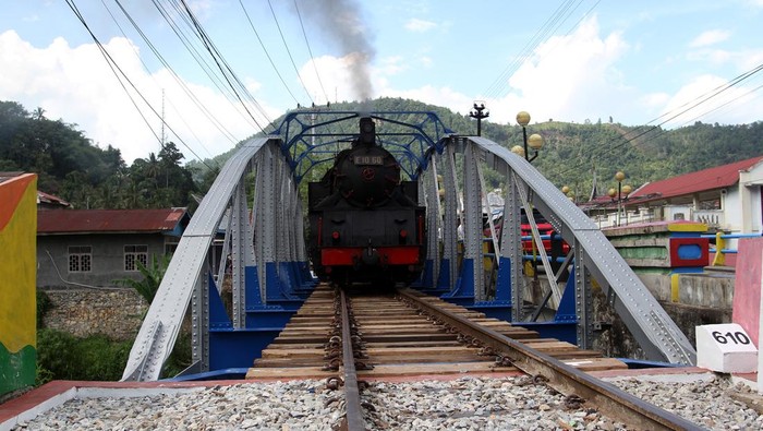 PENGOPERASIAN KERETA API MAK ITAM DI SAWAHLUNTO Masinis menjalankan Lokomotif uap E1060