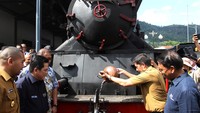 Peresmian pengoperasian kembali lokomotif uap E1060 Mak Itam dihadiri oleh Wali Kota Sawahlunto Deri Asta dan Menteri BUMN Erick Thohir di jalur kereta api Sawahlunto-Muaro Kalaban di Kota Sawahlunto, Sumatera Barat, Selasa (20/12/2022).