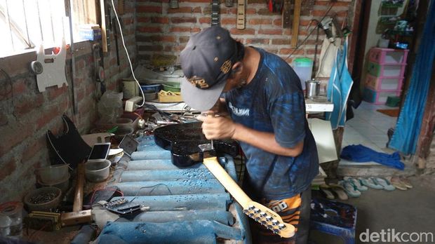 perajin gitar mojokerto