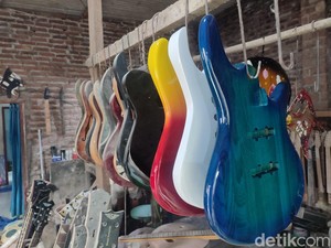 Olah Limbah Kayu jadi Gitar, Mantan Guru SD Mojokerto Cuan Rp 40 Juta/Bulan