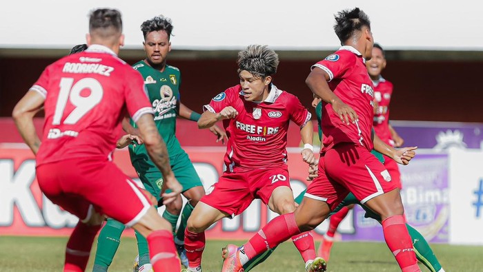 Matchday ke-16 Liga 1 2022 mempertemukan Persebaya vs Persis. Laga berlangsung di Stadion Maguwuharjo, Sleman, Rabu (21/12/2022) sore WIB.