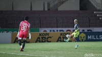 Selepas turun minum Persita banyak menekan Persib lewat sejumlah peluang. Buruknya penyelesaian akhir membuat Persita kesulitan mencetak gol ke gawang Persib. Sebaliknya, Persib juga tak mampu menambah gol di paruh kedua. Foto: Pius Erlangga/detikJateng