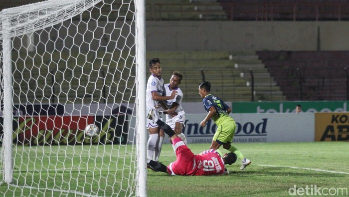 Persib Bandung vs Persita Tangerang di Stadion Sultan Agung, Bantul, DIY, Rabu (21/12/2022).