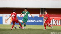Kedua tim bermain ngotot sejak menit awal dan menciptakan beberapa peluang matang. Namun, baik Persebaya maupun Persis gagal memanfaatkan peluang yang mereka miliki menjadi gol hingga pertandingan usai. Foto: Pius Erlangga/detikJateng