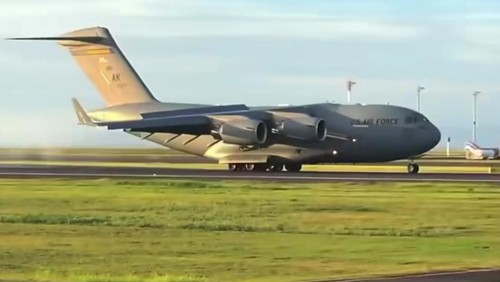 Penampakan pesawat militer jumbo US Air Force One saat mendarat di Bandara I Gusti Ngurah Rai, Selasa (20/12/2022).