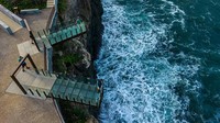 Sudah banyak operator tur di Portugal dan Eropa yang menawarkan paker wisata ke Madeira. Untuk ke sana, memakan waktu 1 jam 45 menit dengan naik pesawat dari Lisbon.