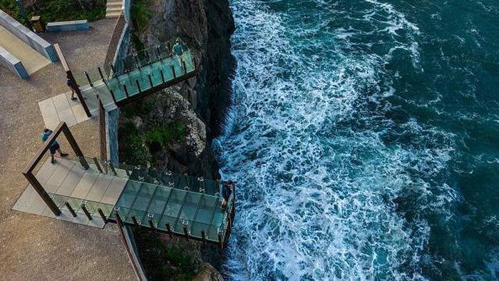 Pesona Pulau Madeira, 'Surga' Tanah Kelahiran Cristiano Ronaldo PORTO MONIZ, MADEIRA, PORTUGAL - DECEMBER 17: View to Ribeira da Janela coast on December 17, 2022 in Porto Moniz, Madeira, Portugal. Madeira is a Portuguese island in the Atlantic Ocean, and a popular tourist destination for its natural beauty, culture and New Year's Eve fireworks display which won a Guinness Book of World Record title. The island was voted Best European Cruise Destination for 2022 at the World Cruise Awards. (Photo by Octavio Passos/Getty Images)
