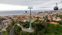 Bersepeda naik turun bukit juga jadi aktivitas wisata yang seru. Apalagi kalau naik kerata gantung Funchal Cable Car, yang bakal membawa turis menikmati panorama dari ketinggian.