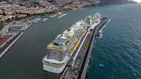 Madeira juga punya deretan pantai eksotis. Bisa main-main di pantai, melihat lumba-lumba atau wisata naik kapal yacht. Seru!