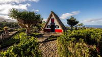 Pulau Madeira memiliki arsitektur khas Portugis kolonial, setiap sudutnya menarik perhatian wisatawan. Asyik buat foto-foto!