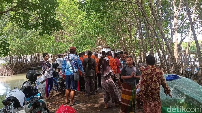 Petugas dan relawan masih melakukan pencarian pemancing yang hilang di Tugurejo, Semarang, Rabu (21/12/2022).
