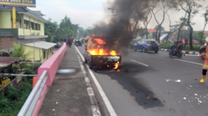 Pikap terbakar surabaya