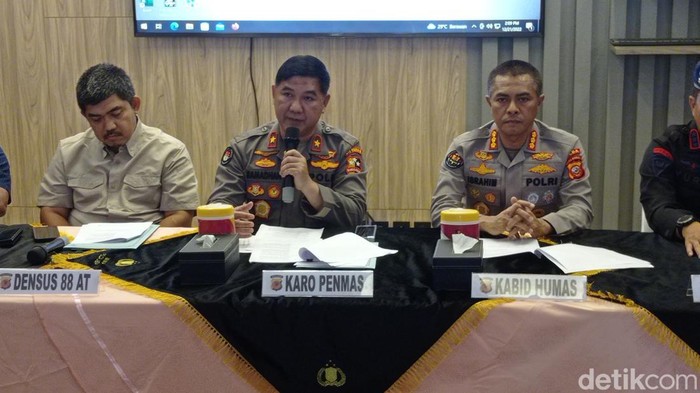 Polisi ungkap penangkapan sejumlah orang di Jabar dan Jateng terkait aksi bom bunuh diri di Mapolsek Astana Anyar, Kota Bandung.