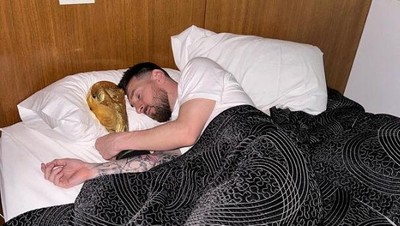 Potret Viral Messi Tidur Bareng Trofi Juara Dunia