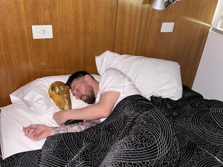 Potret Viral Messi Tidur Bareng Trofi Juara Dunia