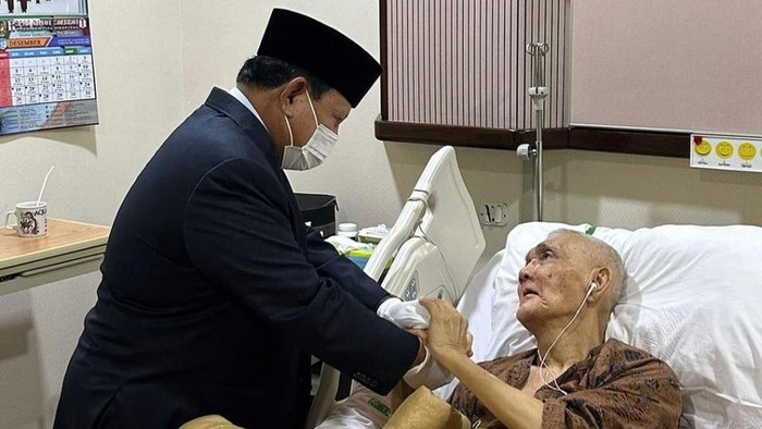 Prabowo Genggam Erat Tangan Try Sutrisno Saat Menjenguk