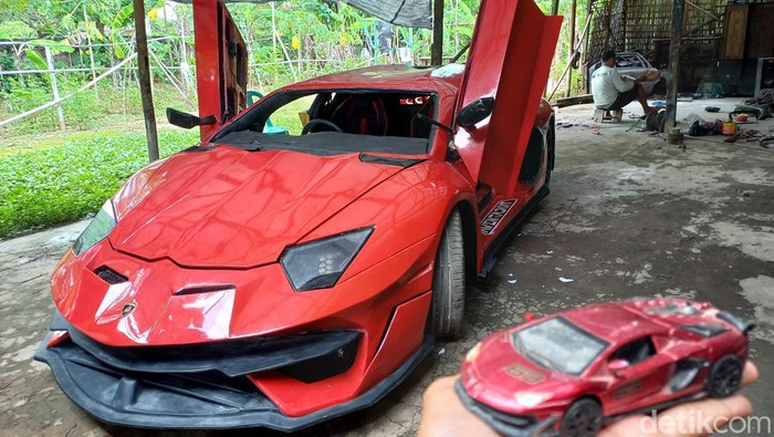 Pria Sukoharjo sulap mobil tua jadi Lamborghini. Foto diambil Rabu (21/12/2022).