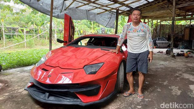 Pria Sukoharjo sulap mobil tua jadi 'Lamborghini'. Foto diambil Rabu (21/12/2022).