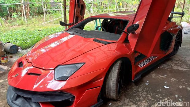 Pria Sukoharjo sulap mobil tua jadi 'Lamborghini'. Foto diambil Rabu (21/12/2022).