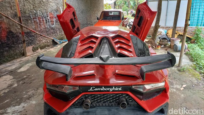 Pria Sukoharjo sulap mobil tua jadi Lamborghini. Foto diambil Rabu (21/12/2022).