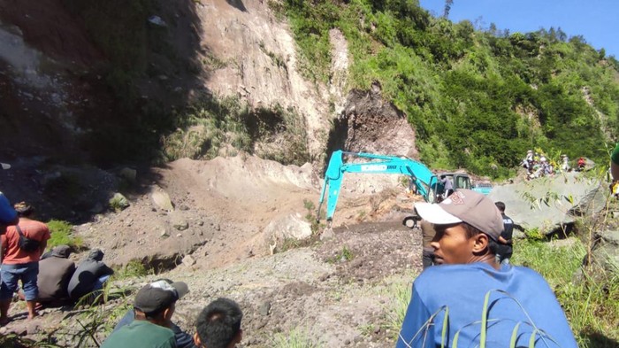 Proses evakuasi dua sopir truk di lokasi tambang Kali Woro, Klaten, Rabu (21/12/2022).