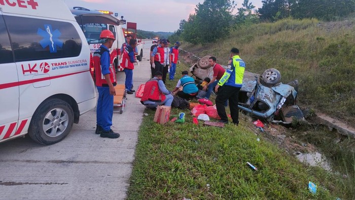 Proses evakuasi korban kecelakaan di Tol Lampung. (Foto: Istimewa)