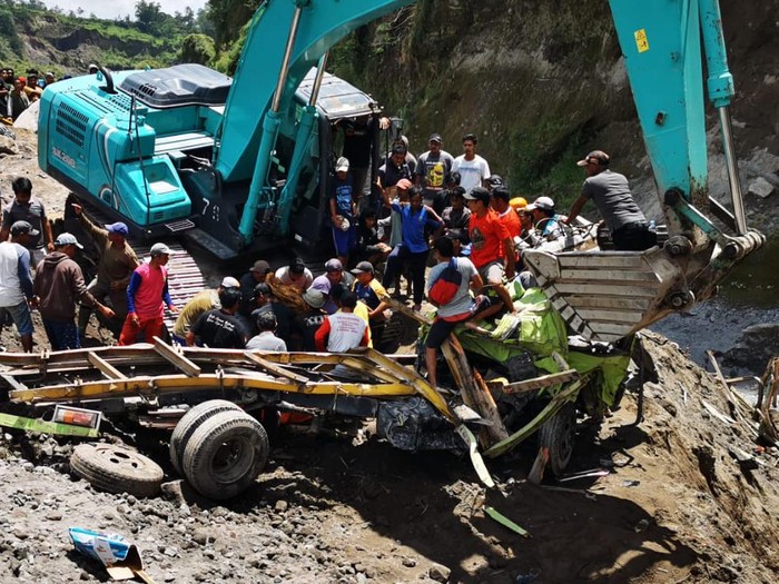 Proses evakuasi truk pasir yang tertimpa longsor di Sungai Woro, Klaten, Rabu (21/12/2022).