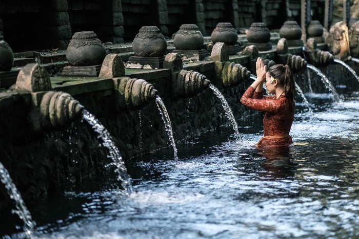 Pura Tirta Empul merupakan salah satu pura Hindu yang juga menjadi destinasi favorit para traveler yang berkunjung ke Bali. Terletak di tengah pulau Bali, tepatnya di Desa Manukaya, Kecamatan Tampaksiring, Kabupaten Gianyar. Pura ini terkenal dengan air sucinya di mana orang Hindu Bali mencari penyucian, tidak hanya Umat Hindu, para wisatawan pun dapat melakukan penyucian di Pura Tirta Empul, Kamis (02/12/2021).
