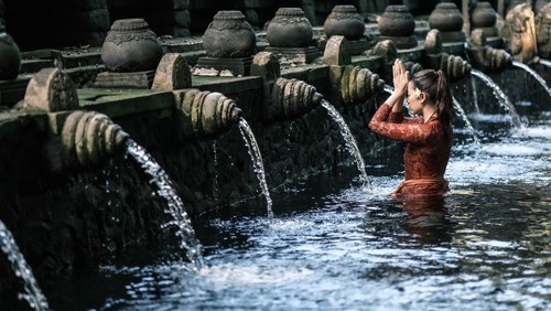 Pura Tirta Empul merupakan salah satu pura Hindu yang juga menjadi destinasi favorit para traveler yang berkunjung ke Bali. Terletak di tengah pulau Bali, tepatnya di Desa Manukaya, Kecamatan Tampaksiring, Kabupaten Gianyar. Pura ini terkenal dengan air sucinya di mana orang Hindu Bali mencari penyucian, tidak hanya Umat Hindu, para wisatawan pun dapat melakukan penyucian di Pura Tirta Empul, Kamis (02/12/2021).