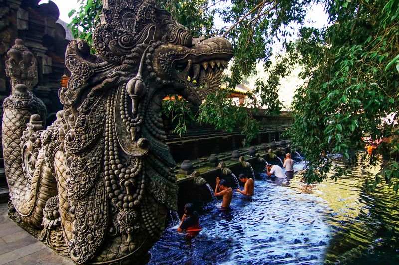 Pura Tirta Empul merupakan salah satu pura Hindu yang juga menjadi destinasi favorit para traveler yang berkunjung ke Bali. Terletak di tengah pulau Bali, tepatnya di Desa Manukaya, Kecamatan Tampaksiring, Kabupaten Gianyar. Pura ini terkenal dengan air sucinya di mana orang Hindu Bali mencari penyucian, tidak hanya Umat Hindu, para wisatawan pun dapat melakukan penyucian di Pura Tirta Empul, Kamis (02/12/2021).