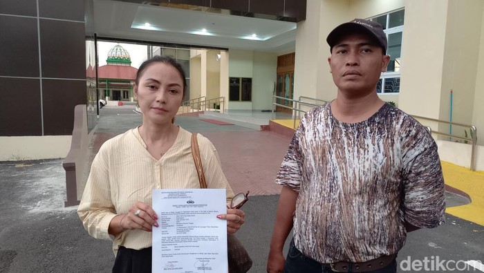 Putri Keraton Solo, GRAy Devi Lelyana Dewi, usai membuat aduan dugaan pencurian di Mapolresta Solo, Rabu (21/12/2022).
