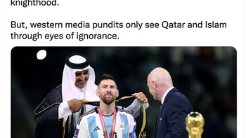 Memakaikan Bisht ke seseorang adalah tanda besar kehormatan. Jubah ini ditujukan untuk bangsawan dan Messi bermahkota Piala Dunia. Ini seperti monarki Inggris memberi gelar ksatria ke seseorang. Tapi pandit dan media barat hanya melihatnya dengan ketidakpedulian, murka akun ini. Foto: Twitter