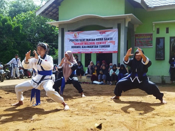 Relawan Ganjar Milenial Center Kalimantan Tengah (Kalteng) menggelar kegiatan bertajuk Pentas Seni Silat Ikatan Kera Sakti di Desa Tahai Baru, Kecamatan Maliku, Kabupaten Pulang Pisau.