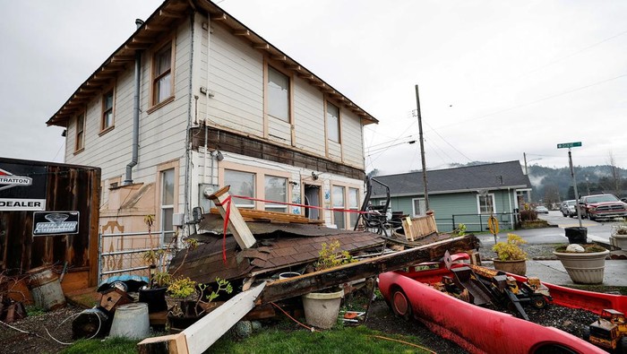 Rumah Rusak Akibat Gempa M 6,4 di California Gempa bumi berkekuatan Magnitudo 6,4 mengguncang California, Amerika Serikat, Selasa (20/12) waktu setempat. Sejumlah rumah rusak akibat gempa bumi tersebut.