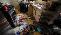 Perabotan rumah tangga berjatuhan ke lantai. Sebagian di antaranya tampak pecah.