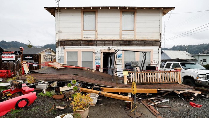 Gempa bumi berkekuatan Magnitudo 6,4 mengguncang California, Amerika Serikat, Selasa (20/12) waktu setempat. Sejumlah rumah rusak akibat gempa bumi tersebut.