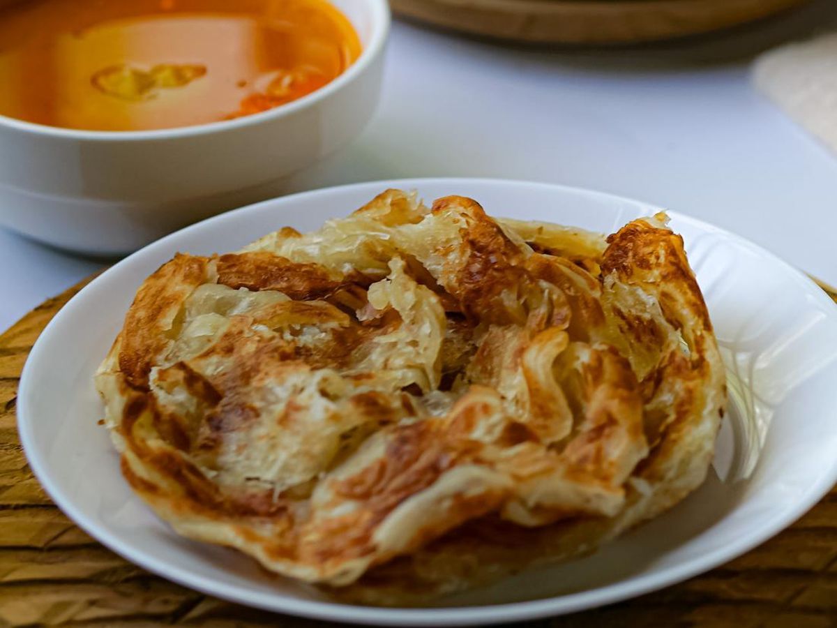 Santuy! Terendam Banjir, Pemilik Kedai Ini Malah Sibuk Bikin Pesanan Roti Canai