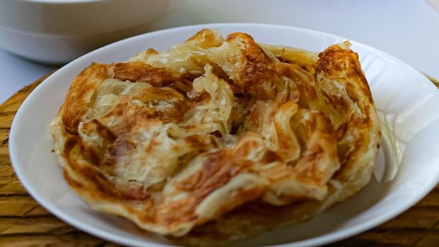 Santuy! Terendam Banjir, Pemilik Kedai Ini Malah Sibuk Bikin Pesanan Roti Canai