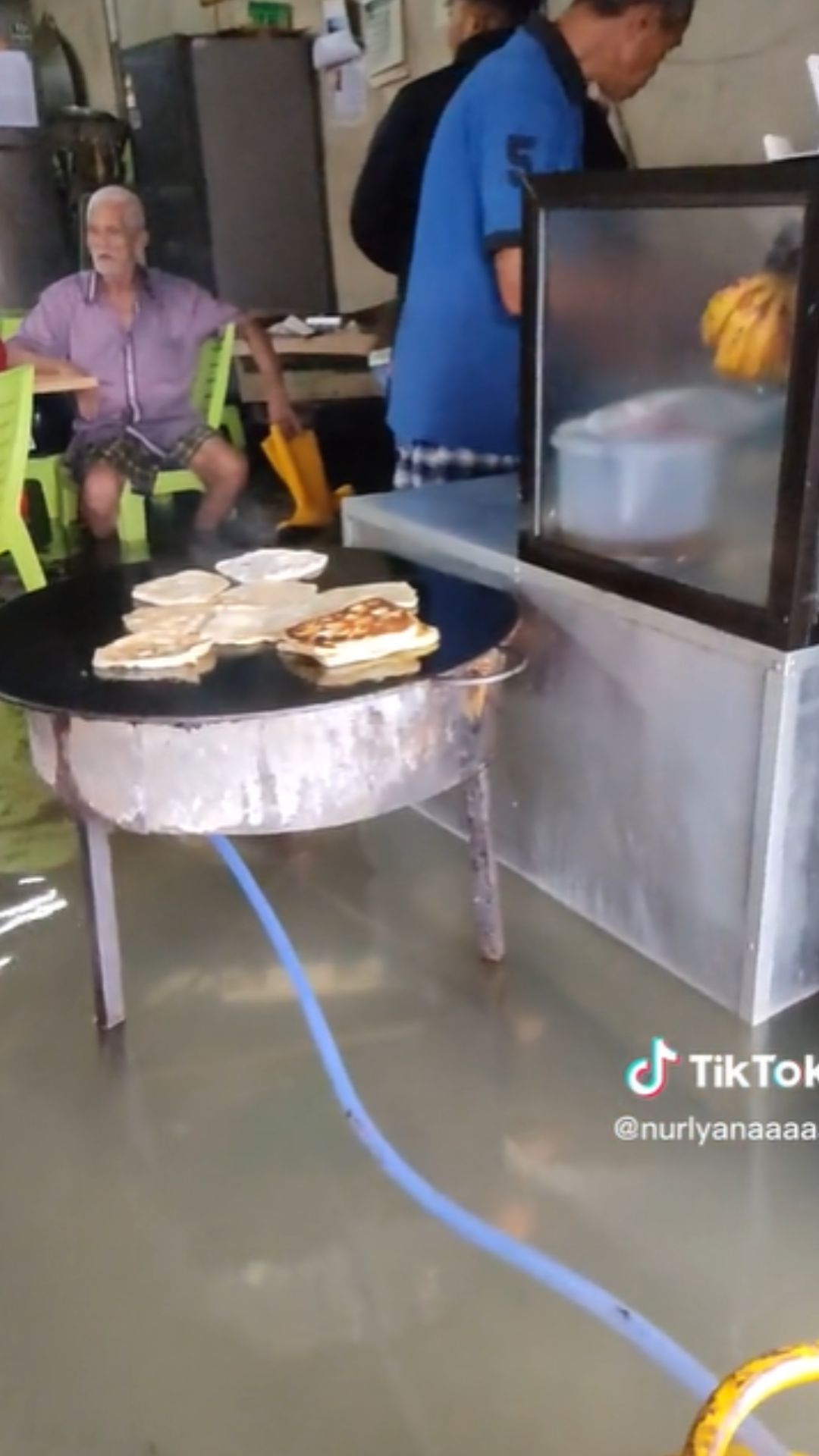 Santuy! Terendam Banjir, Pemilik Kedai Ini Malah Sibuk Bikin Pesanan Roti Canai