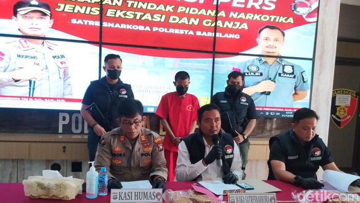 Satresnarkoba Polresta Barelang menunjukkan barang bukti pil ekstasi yang diamankan dari tiga pelaku. (Alamudin/detikSumut).