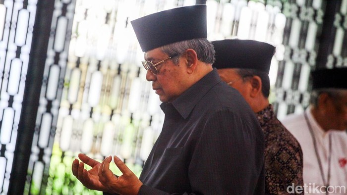 Sederet tokoh melayat eks Menteri Pertambangan dan Energi (kini ESDM) Subroto. Mereka antara lain Presiden ke-6 SBY dan eks Menteri ESDM Ignasius Jonan.