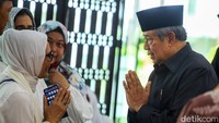 Presiden ke-6 Susilo Bambang Yudhoyono (SBY) melayat ke tempat persemayaman Subroto di gedung Chairul Saleh Kementerian ESDM, Jakarta, Rabu (21/12/2022).