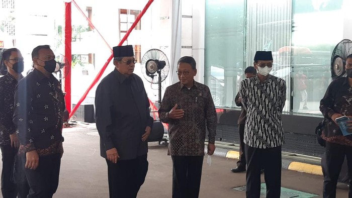 SBY Tiba di Kementerian ESDM Disambut Menteri ESDM Arifin Tasrif. Kedatangannya untuk memberikan penghormatan terakhir ke mendiang Menteri Pertambangan dan Energi (kini ESDM) Subroto.