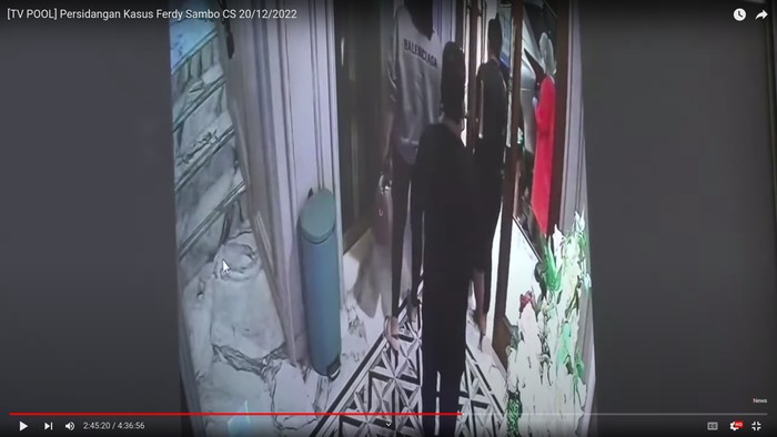 Screenshoot CCTV menampilkan Putri (sweater abu-abu) dan Kuat Maruf (baju hitam)
