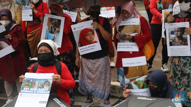 Sekelompok ibu Pekerja Rumah Tangga (PRT) melakukan aksi di Panggung Aspirasi di seberang Istana Negara Kawasan Monas, Jakarta Rabu, 21/12.  (CNBC Indonesia/ Muhammad Sabki)