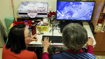 Meskipun dia tinggal di New Taipei City, dia pergi ke universitas di Taichung, satu jam perjalanan dengan kereta api berkecepatan tinggi, untuk kelas pelatihan setiap minggu sebagai persiapan kompetisi.  