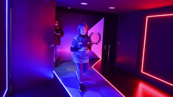 Pemain esport berusia 65 tahun, Chiang Yi-Shu berjalan ke panggung sebelum kompetisi dimulai di Universitas Hungkuang di Taichung, Taiwan, Sabtu (17/12/2022).  