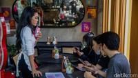 Setelah penantian panjang, akhirnya Karen’s Diner resmi buka di Indonesia. Berkolaborasi dengan Bengkel Burger, restoran ini menjawab rasa penasaran warganet akan bersantap dengan dilayani oleh pelayan judes.